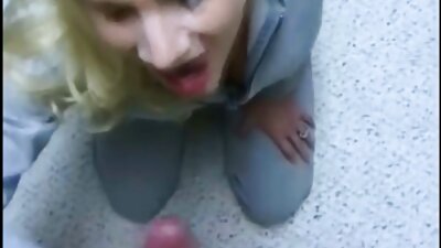 Brunya rykker sin klitoris af på et webcam ved at skubbe sine lyserøde trusser til siden.
