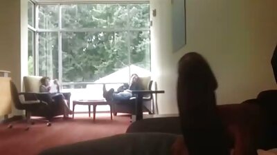 En smuk russisk studerende i strømper giver et hårdt blowjob.