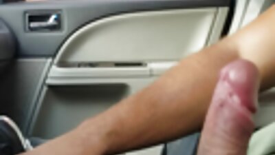 Han stak en pik i munden og kusse på en tatoveret blondine og optog sex i første person.