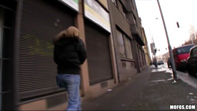 En tynd tyv bliver blæst af hendes fisse for at stjæle smykker.