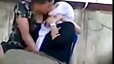 En mand filmede et hjemmelavet blowjob udført af hans elskerinde, som sutter en pik uden at tage sin kjole af.