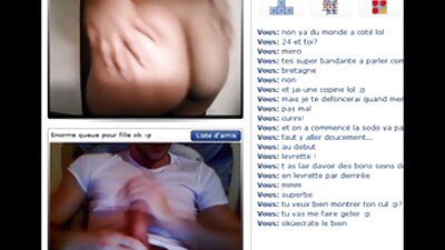 Efter at have smidt elastiske bryster ud, laver en ung tøs et dybt blowjob til en fyr, der poserer foran et videokamera.