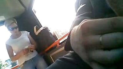 FFM sex med søde kyllinger! Blonde og brunette tjener pik og slikker hinanden.