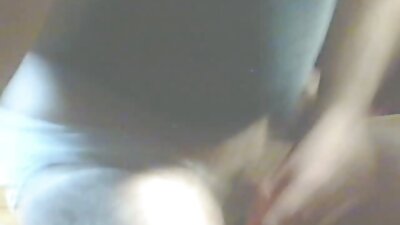 En lille asiatisk pige satte sig med en spids på en stor boner.