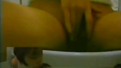 En brunette i strømper og en rem hoppede på en vens penis og kneppede ham med sit hul.